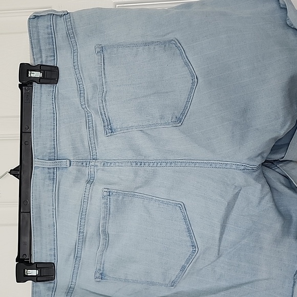 SIZE 16 OLD NAVY WOMAN'S DENIM SHORTS - Picture 6 of 9